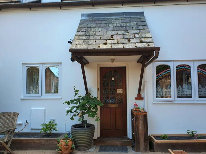 2 Bedroom Cottage To Rent In Old School Square, Thames Ditton, KT7