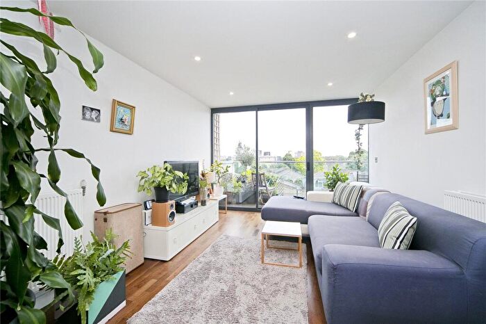 2 Bedroom Apartment To Rent In Richmond Road, Hackney, London, E8