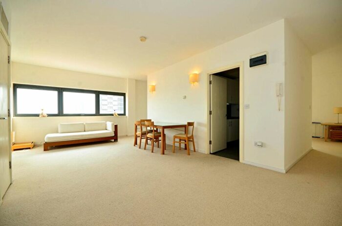1 Bedroom Flat To Rent In Plaistow Road, Plaistow, London, E13
