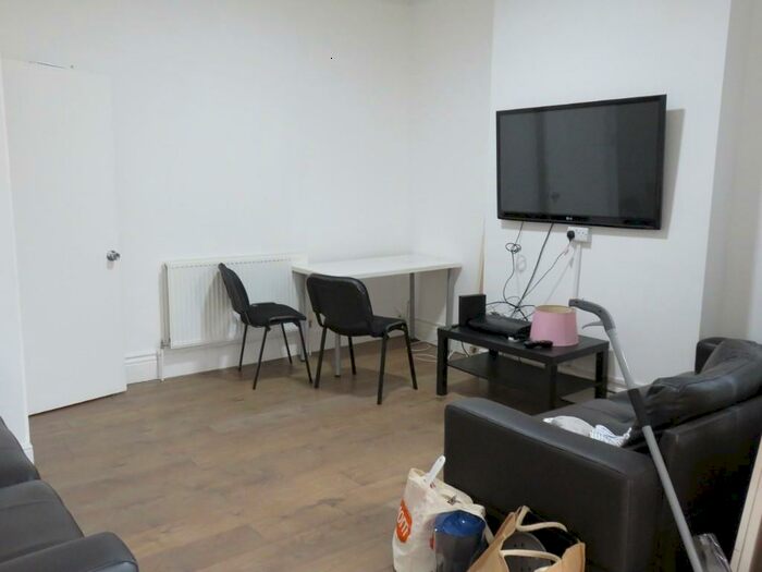 6 Bedroom Semi-Detached House To Rent In Lenton Boulevard, Nottingham, Nottinghamshire, NG7