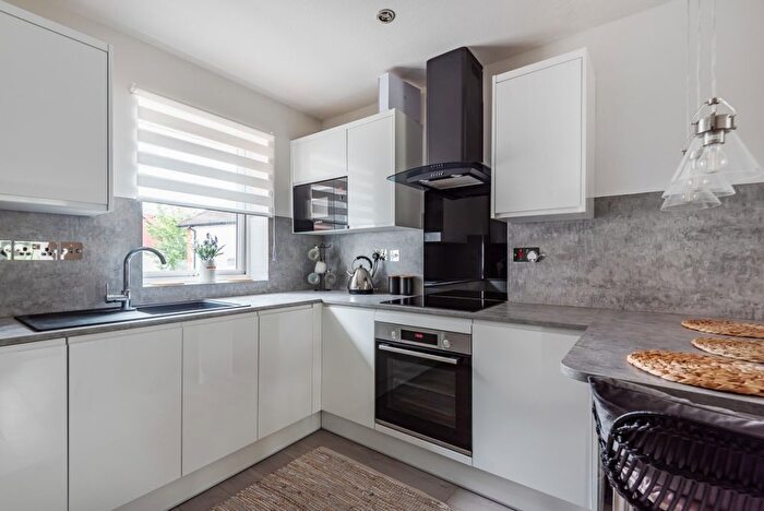 1 Bedroom Flat To Rent In Gunnersbury Gardens, Acton, London, W3