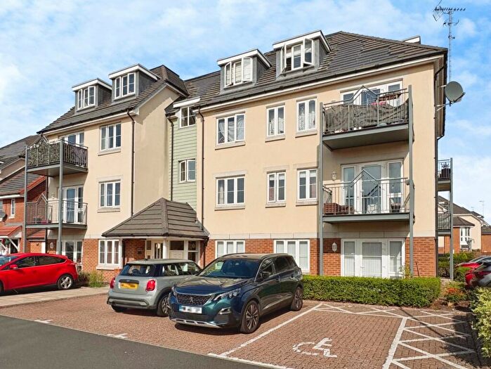 2 Bedroom Flat For Sale In Waggoners Walk, Aldershot, Hampshire, GU12