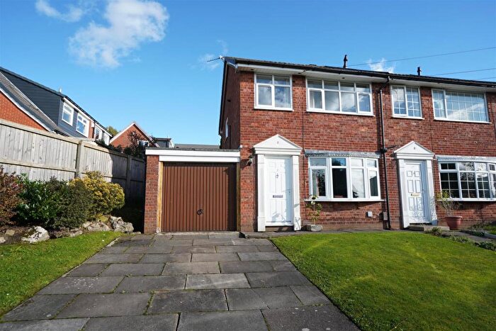3 Bedroom Town House For Sale In Chiltern Close, Horwich, Bolton, BL6