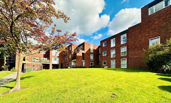 2 Bedroom Flat For Sale In Lidgett Park Court, Roundhay, Leeds, LS8