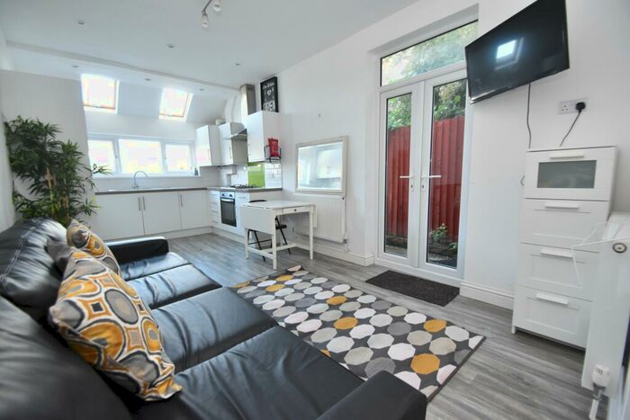 5 Bedroom House To Rent In Lisvane Street, Cathays, Cardiff, CF24