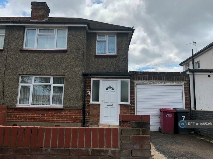 4 Bedroom Semi-Detached House To Rent In Kendal Drive, Slough, SL2