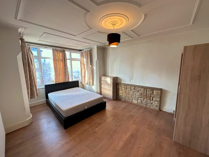 5 Bedroom Property To Rent In Caversham Avenue, London, N13