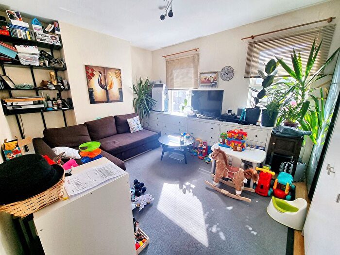 1 Bedroom Flat To Rent In Braemar Road, Plaistow, E13