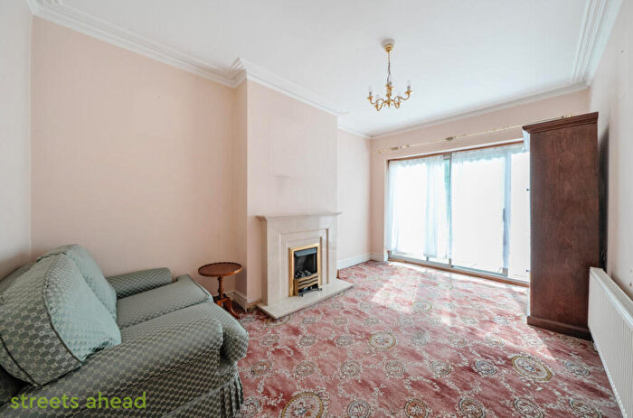 3 Bedroom Terraced House For Sale In Lyndhurst Road, Thornton Heath, CR7