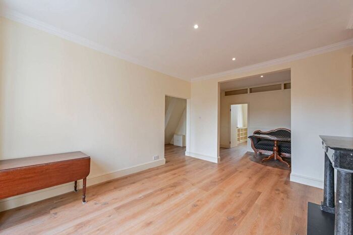 3 Bedroom Flat To Rent In Lennox Gardens, Knightsbridge, London, SW1X