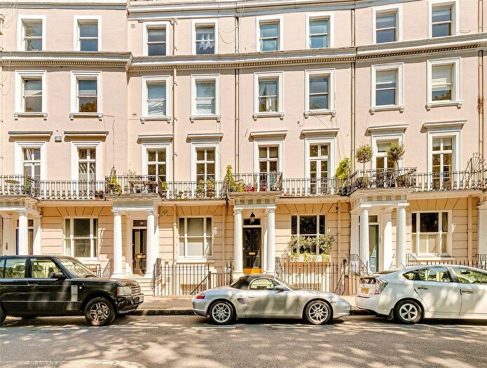 3 Bedroom Flat For Sale In Royal Crescent, London, W11