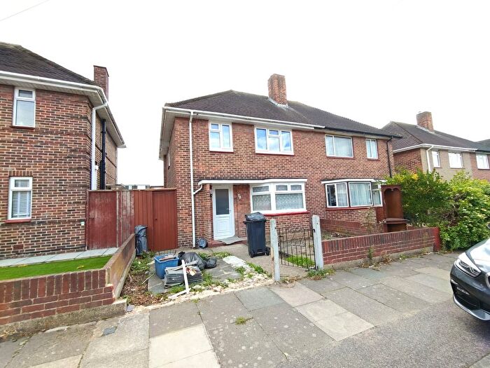 3 Bedroom Flat To Rent In Mendip Road, Newbury Park, , , , Rm, Ig4