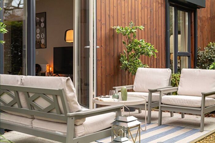 1 Bedroom Flat For Sale In Hayes Village, Hayes, UB3