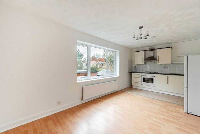 2 Bedroom Flat To Rent In Devonshire Road, Hatch End, Pinner, HA5