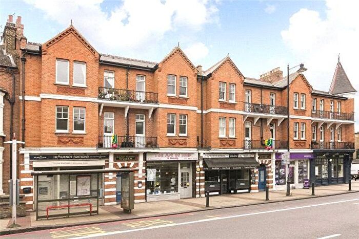 3 Bedroom Flat To Rent In Huguenot Place, London, SW18