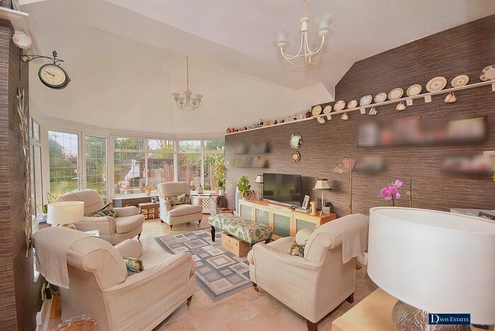 4 Bedroom Detached House For Sale In Oaklands Avenue, Romford, RM1