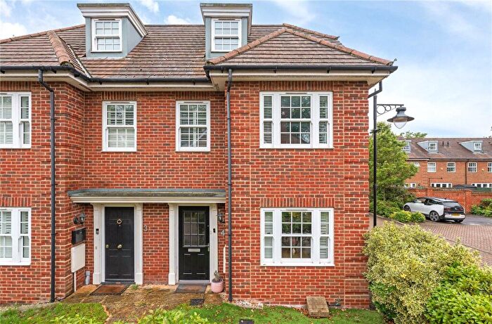 4 Bedroom Semi Detached House For Sale In Century Way, Beckenham, BR3