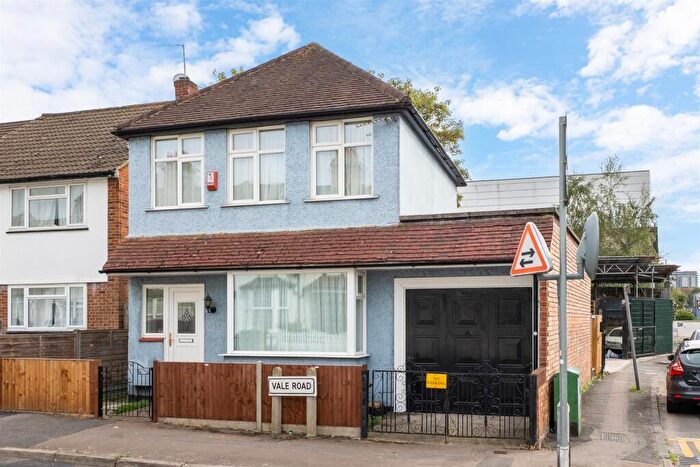 3 Bedroom Detached House For Sale In Vale Road, Sutton, SM1