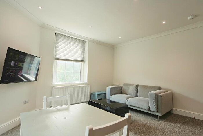 3 Bedroom Flat To Rent In Henleaze Road, Bristol, BS9