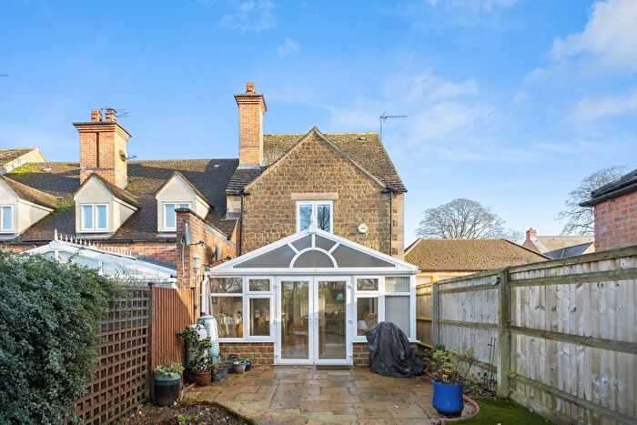 2 Bedroom Detached House For Sale In Highlands, Lower Tadmarton, OX15