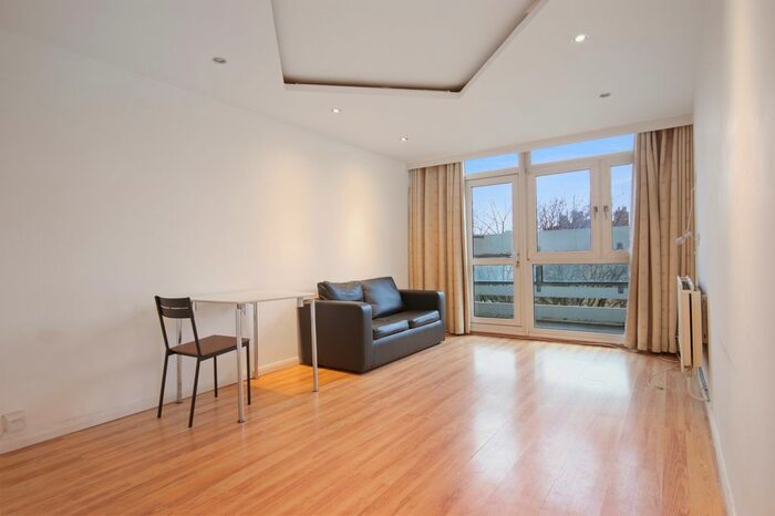2 Bedroom Flat To Rent In Oswell House, Farthing Fields, London, E1W