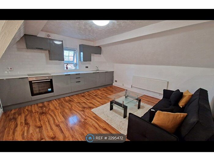 2 Bedroom Flat To Rent In Lawn View, Manchester, M8