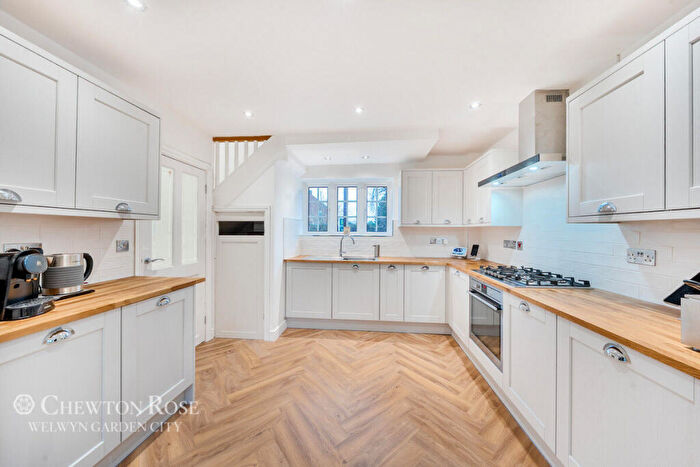 5 Bedroom Semi-Detached House For Sale In Manor Road, St Albans, AL2