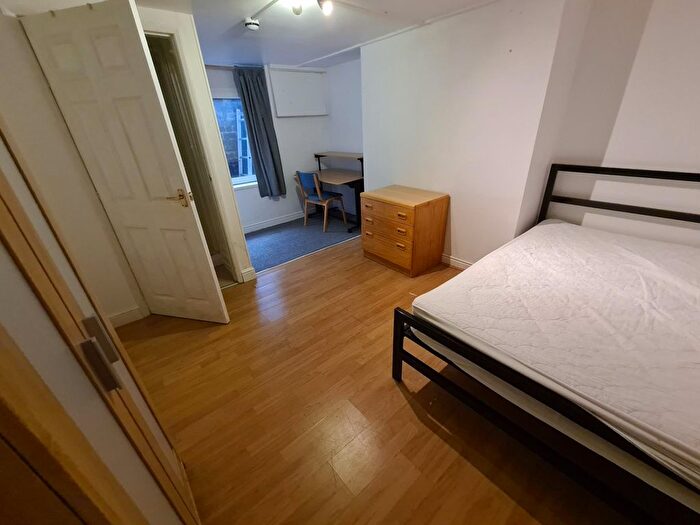 5 Bedroom Semi-Detached House To Rent In Burchett Place, Leeds, LS6