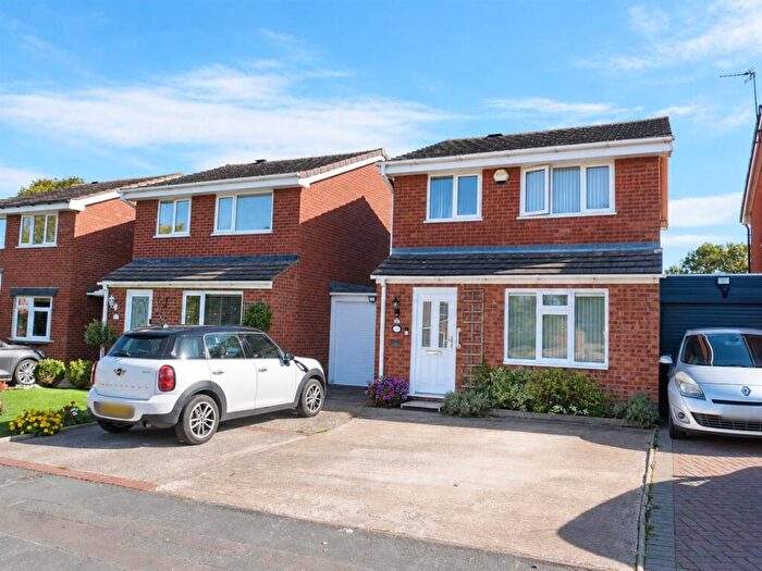 3 Bedroom Link Detached House For Sale In Cedar Crescent, Kingsbury, B78