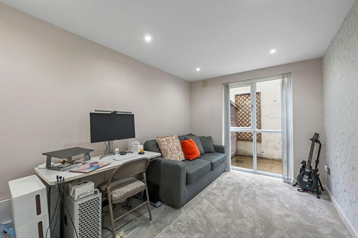 2 Bedroom Flat For Sale In Great North Road, Barnet, EN5