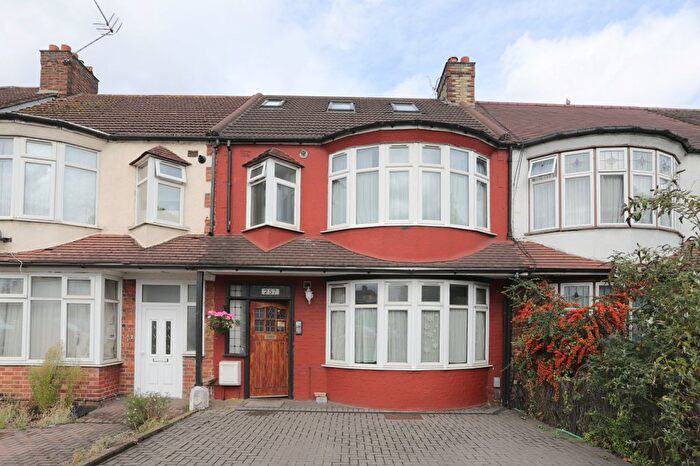 3 Bedroom Flat To Rent In North Circular Road, Palmers Green, N13