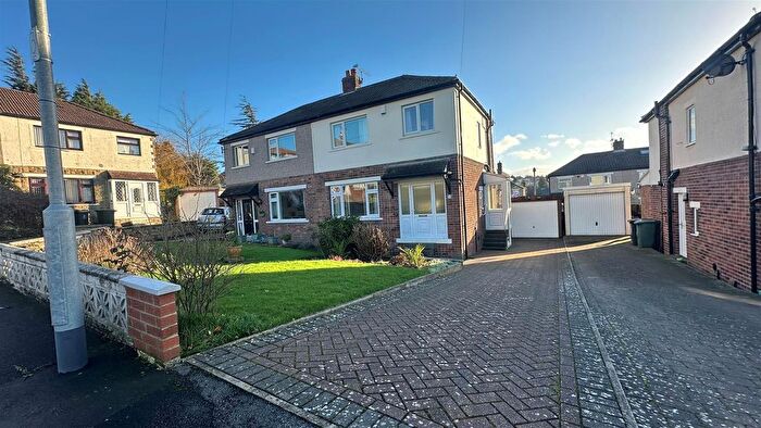 3 Bedroom Town House For Sale In Kestrel Drive, Bradford, BD2