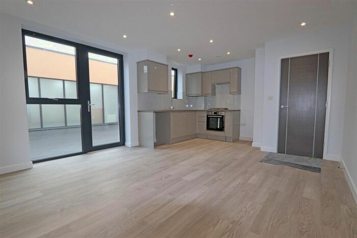 2 Bedroom Flat To Rent In London Road, Westcliff-On-Sea, SS0