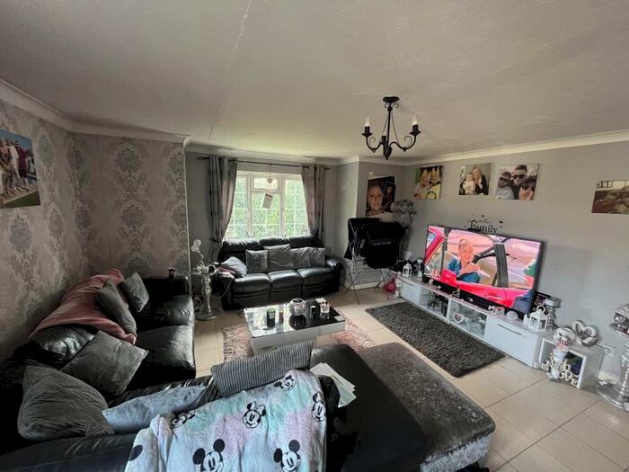 2 Bedroom Flat To Rent In Colne Lodge, KT12