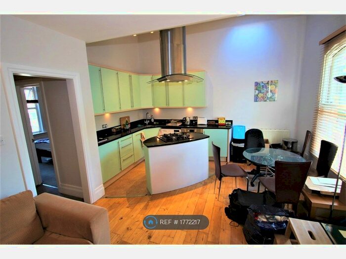2 Bedroom Flat To Rent In Kennington Lane, London, SE11