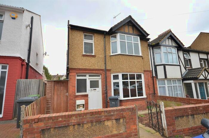 3 Bedroom Semi-Detached House To Rent In Colin Road, Luton, LU2