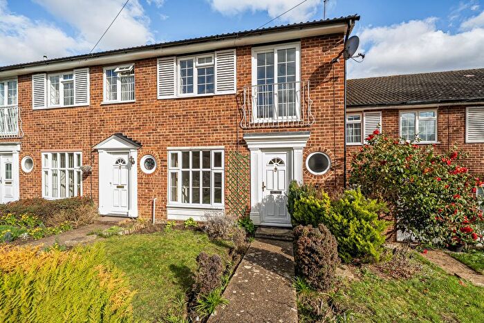 3 Bedroom Terraced House For Sale In Midhope Road, Woking, GU22