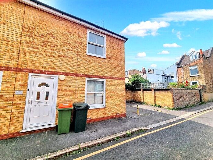 2 Bedroom House To Rent In Albert Square, Stratford, E15