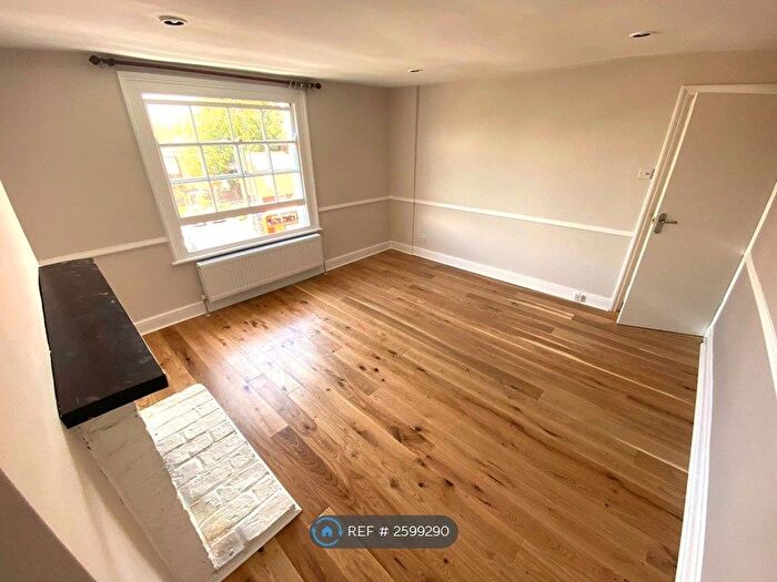 2 Bedroom Flat To Rent In Clapham Park Road, London, SW4