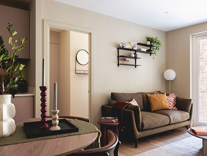 3 Bedroom Flat To Rent In Mill Mead, Staines Upon Thames, TW18