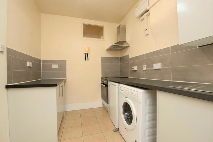 Flat To Rent In Newbridge Road, Bath, BA1