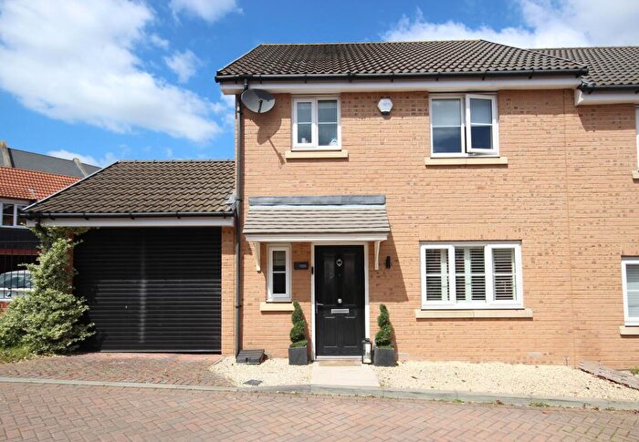 3 Bedroom Semi-Detached House To Rent In Roedean Crescent, Basildon, SS15