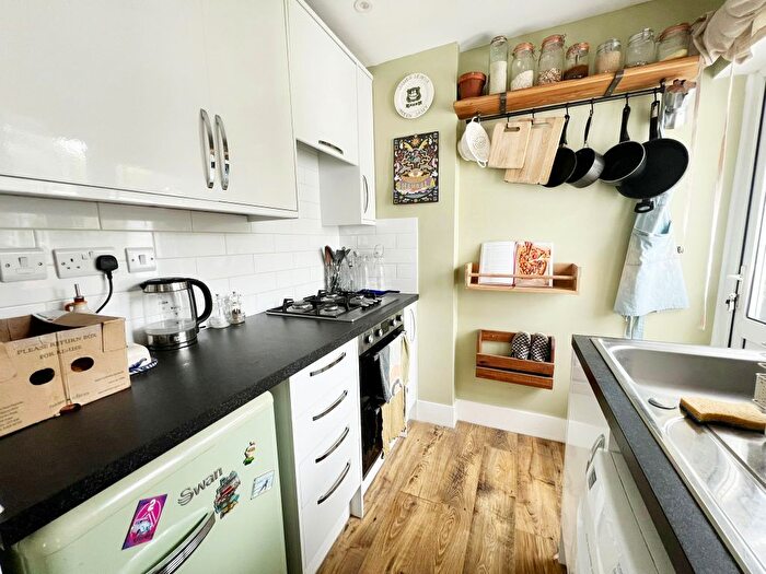 2 Bedroom Flat To Rent In Cavell Road, Oxford, Oxfordshire, OX4