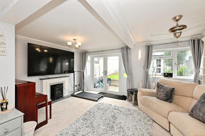 3 Bedroom Semi-Detached House For Sale In Buryholme, Broxbourne, EN10