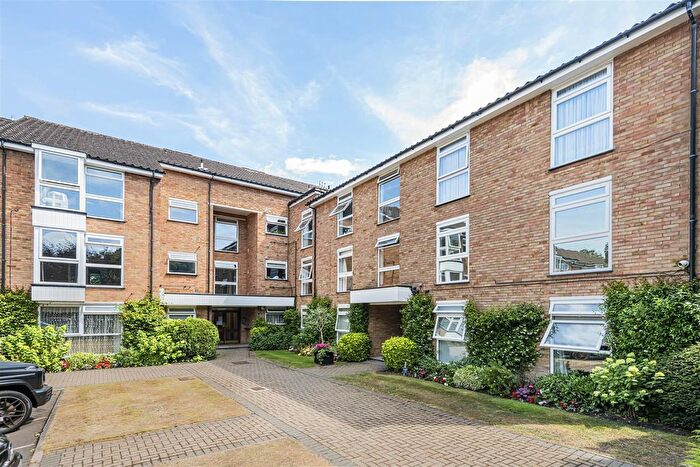 2 Bedroom Flat For Sale In Page Street, Mill Hill, NW7
