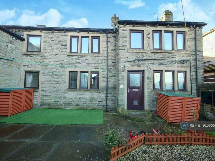 3 Bedroom Semi-Detached House To Rent In Breaks Fold, Bradford, BD12