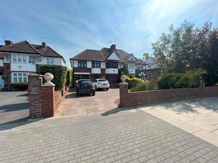 5 Bedroom Semi-Detached House For Sale In Great North Road, New Barnet, EN5