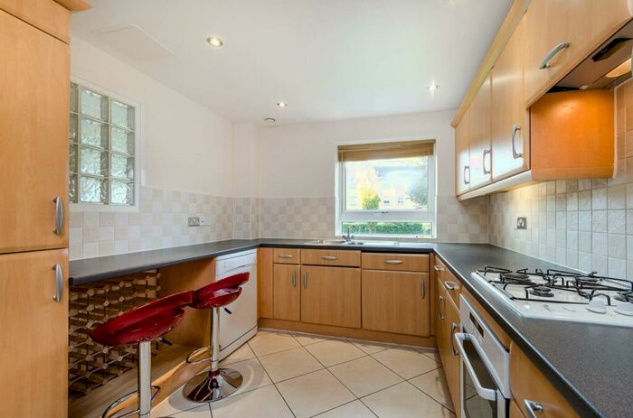 2 Bedroom Flat To Rent In Sparkes Close, Bromley South, Bromley, BR2