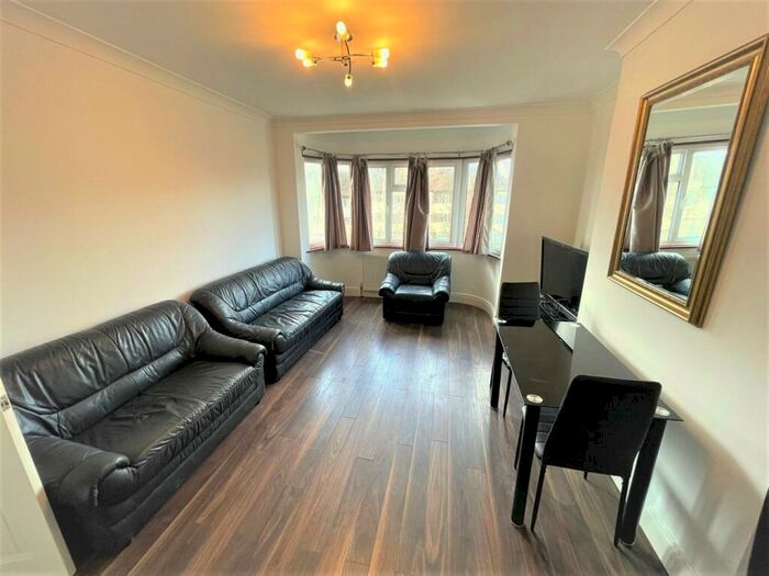 3 Bedroom Flat To Rent In Alexandra Avenue, Harrow, HA2
