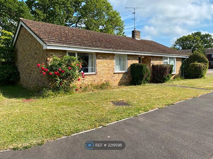 3 Bedroom Bungalow To Rent In Autumn Close, Emmer Green, Reading, RG4